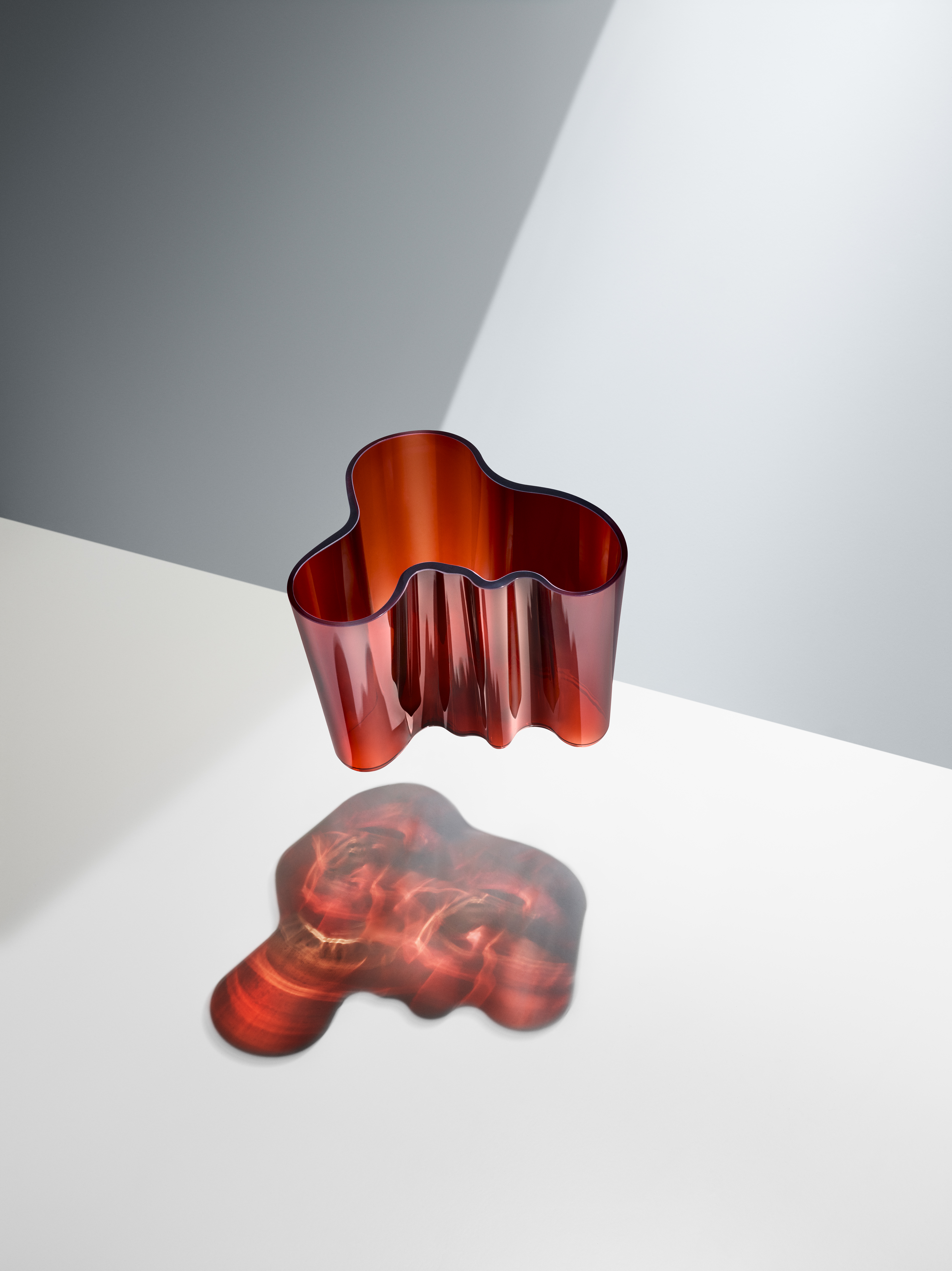 Aalto Vase in Rot – mundgeblasenes Glasobjekt nach Entwurf von Alvar Aalto