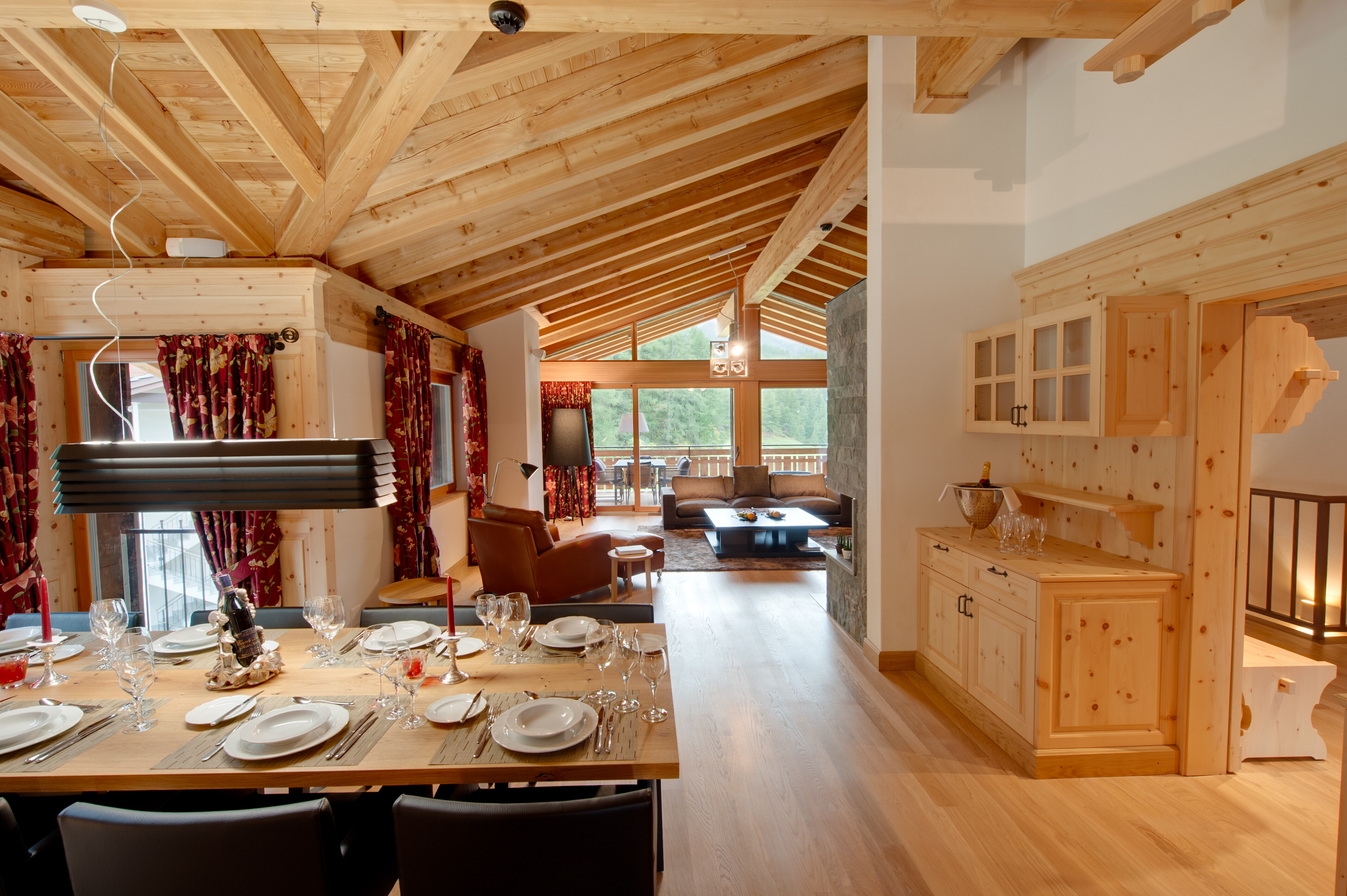 Der Wohn- und Essbereich des Feriendomizils mit Blick auf das Matterhorn strahlt eine wohlige Atmosphäre aus.