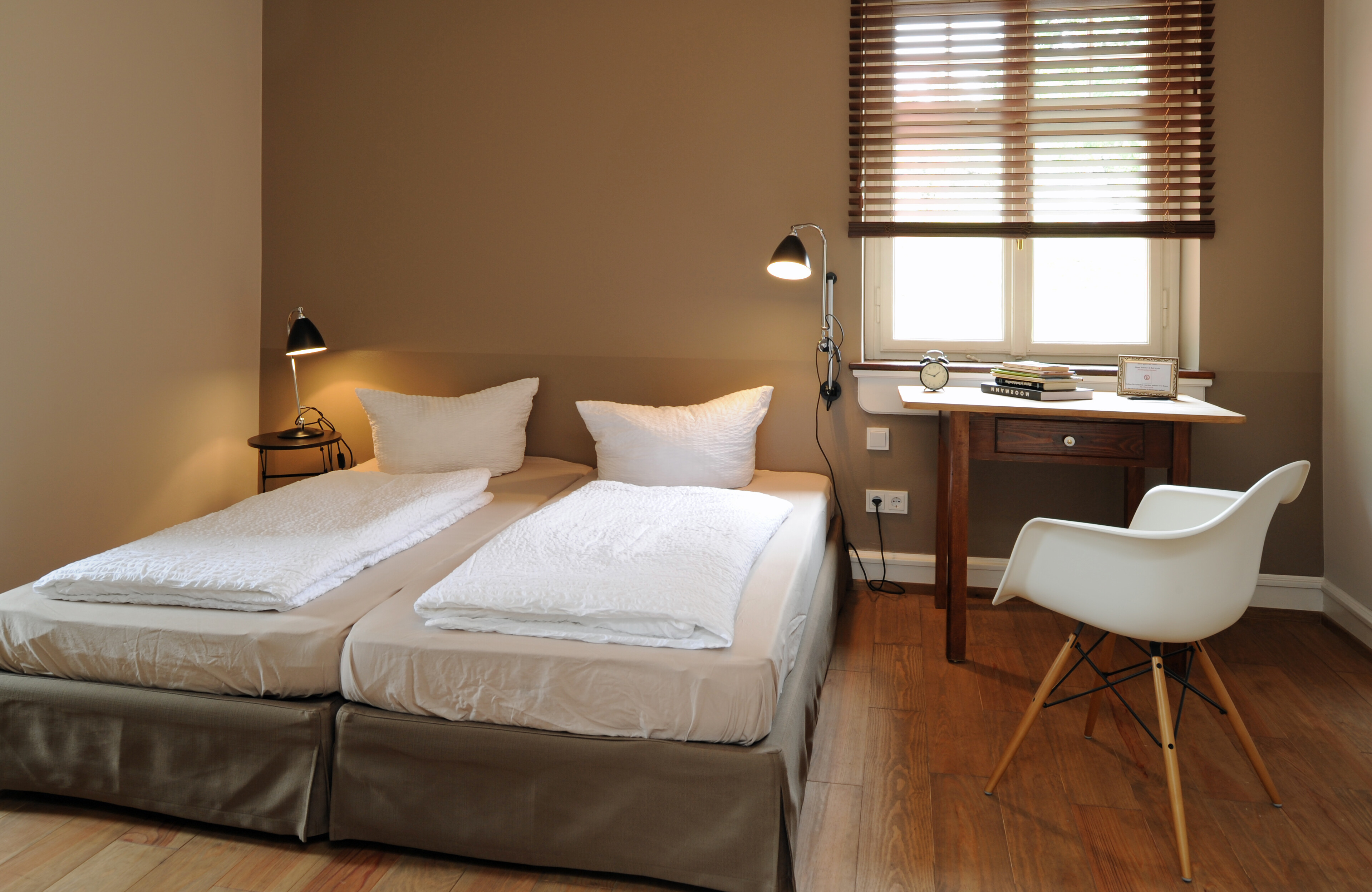 Die gemütlichen Appartements und Zimmer in dem historischen Haus bestechen durch das Zusammenspiel von besonderen, antiken Möbelstücken und zeitgenössischen, minimalistischen Designklassikern.