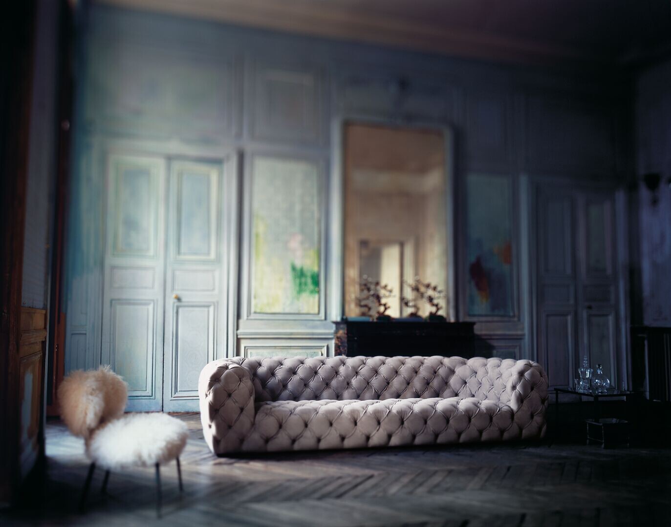 Chester Moon Sofa von Baxter vor Wandvertäfelung mit Spiegel