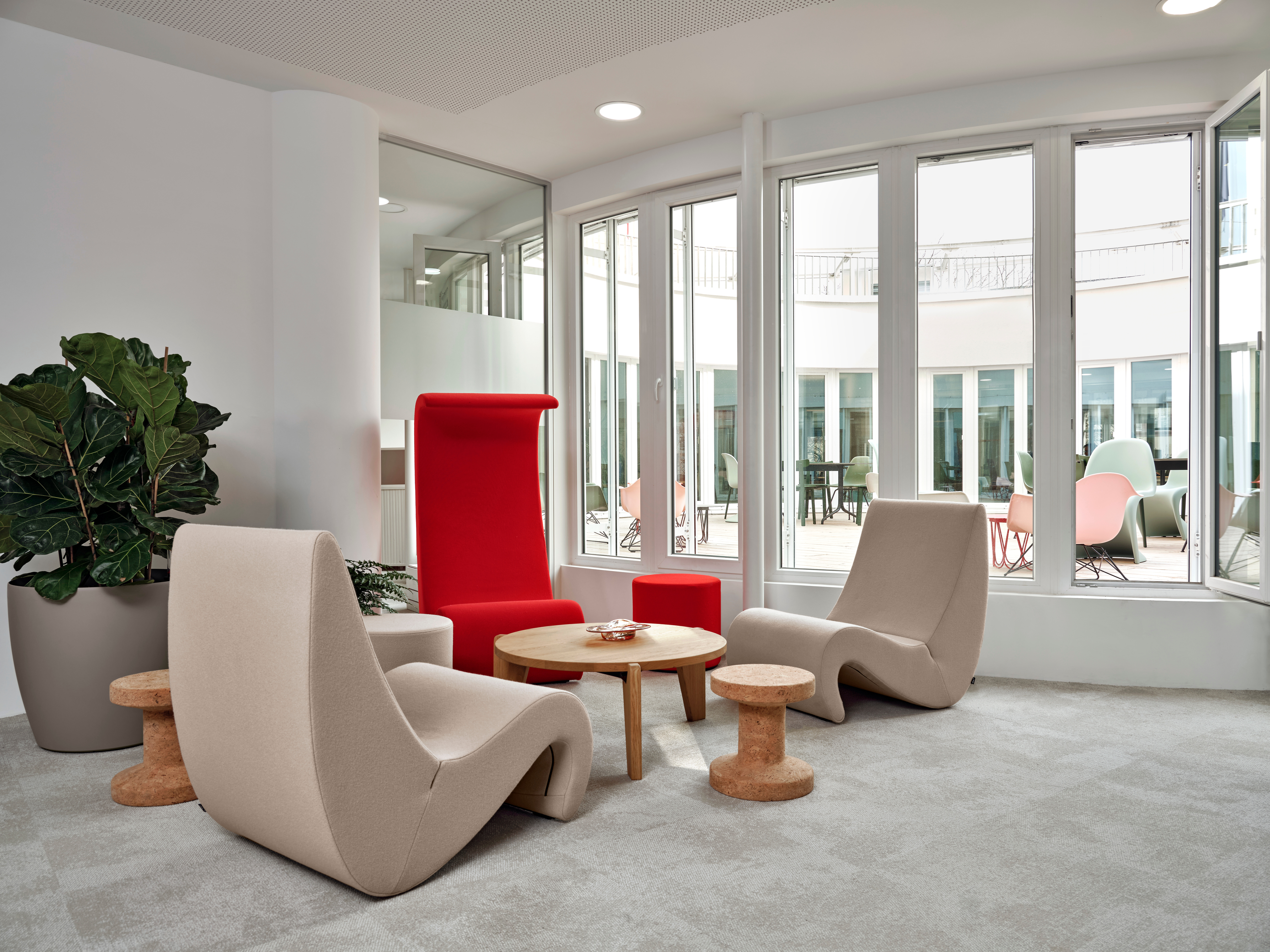Moderne Sitzgruppe von Vitra mit drei Loungechairs, hoher Rückenlehne und runden Beistelltischen