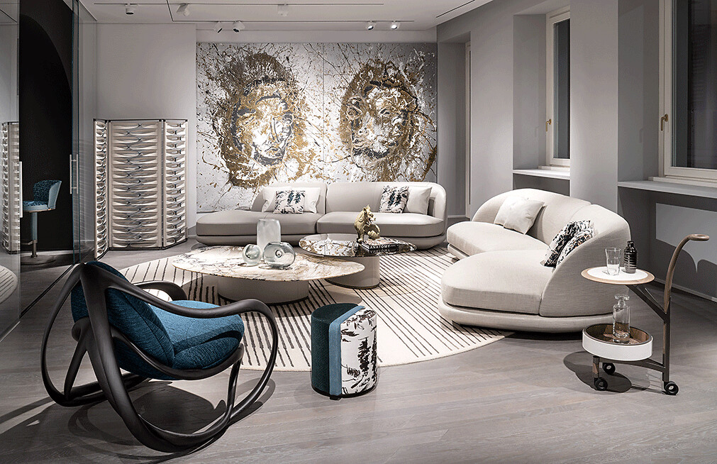 Wohnensemble von Giorgetti mit runden Sofas, Schaukelstuhl und Couchtisch auf runder Teppichinsel Sitzgruppe mit zwei runden Sofas, Beistelltisch, Schaukelstuhl und Kunst an der Wand