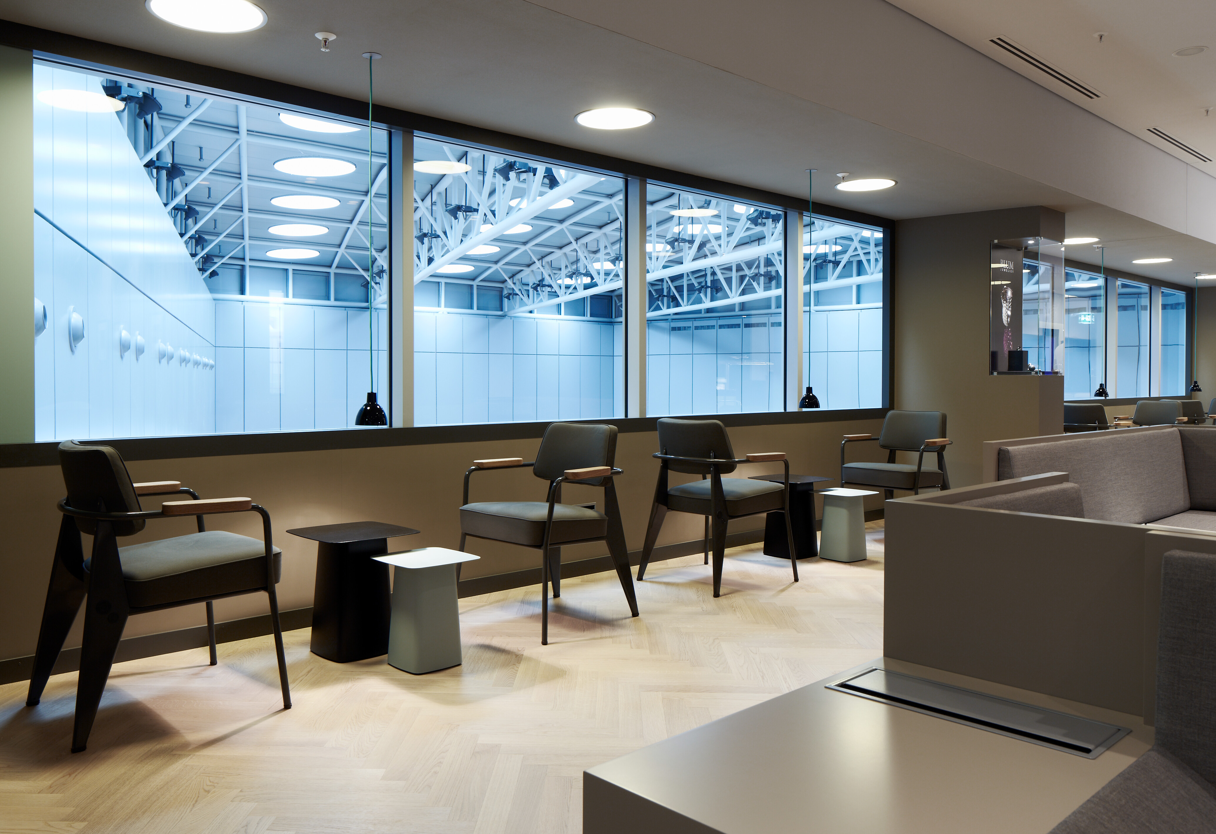 Zum Wohlfühlen vor dem Abheben lädt die Oneworld Flughafenlounge am internationalen Zürcher Flughafen ein. Seipp Wohnen durfte die Möblierung der Sitz- und Loungebereiche übernehmen, die den Gästen Raum für Privatsphäre auf höchstem Niveau bieten.