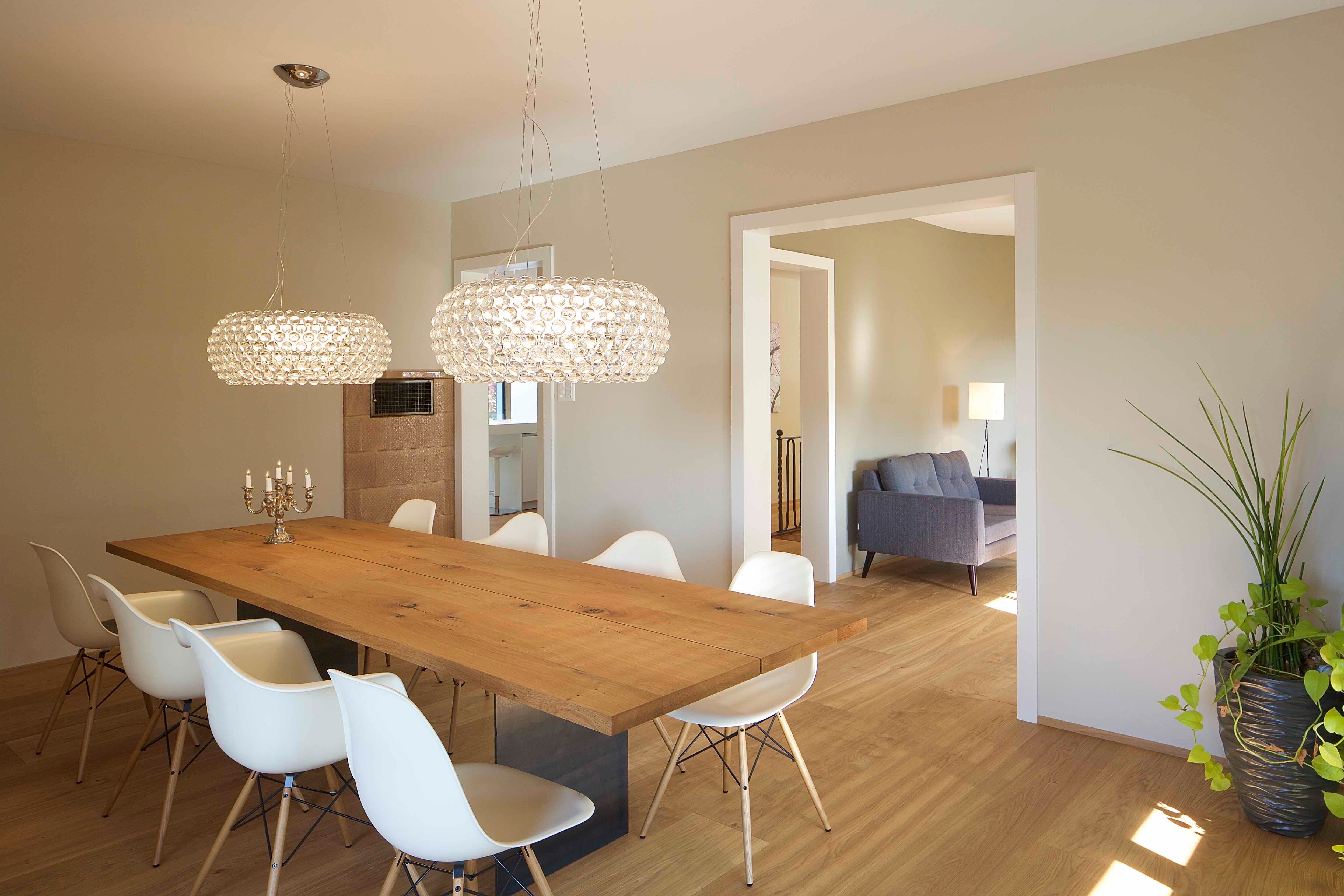 Esstisch Tix von Zoom by Mobimex, Eames Schalenstühle von Vitra mit und ohne Armlehne; Hängeleuchten Caboche Grande.