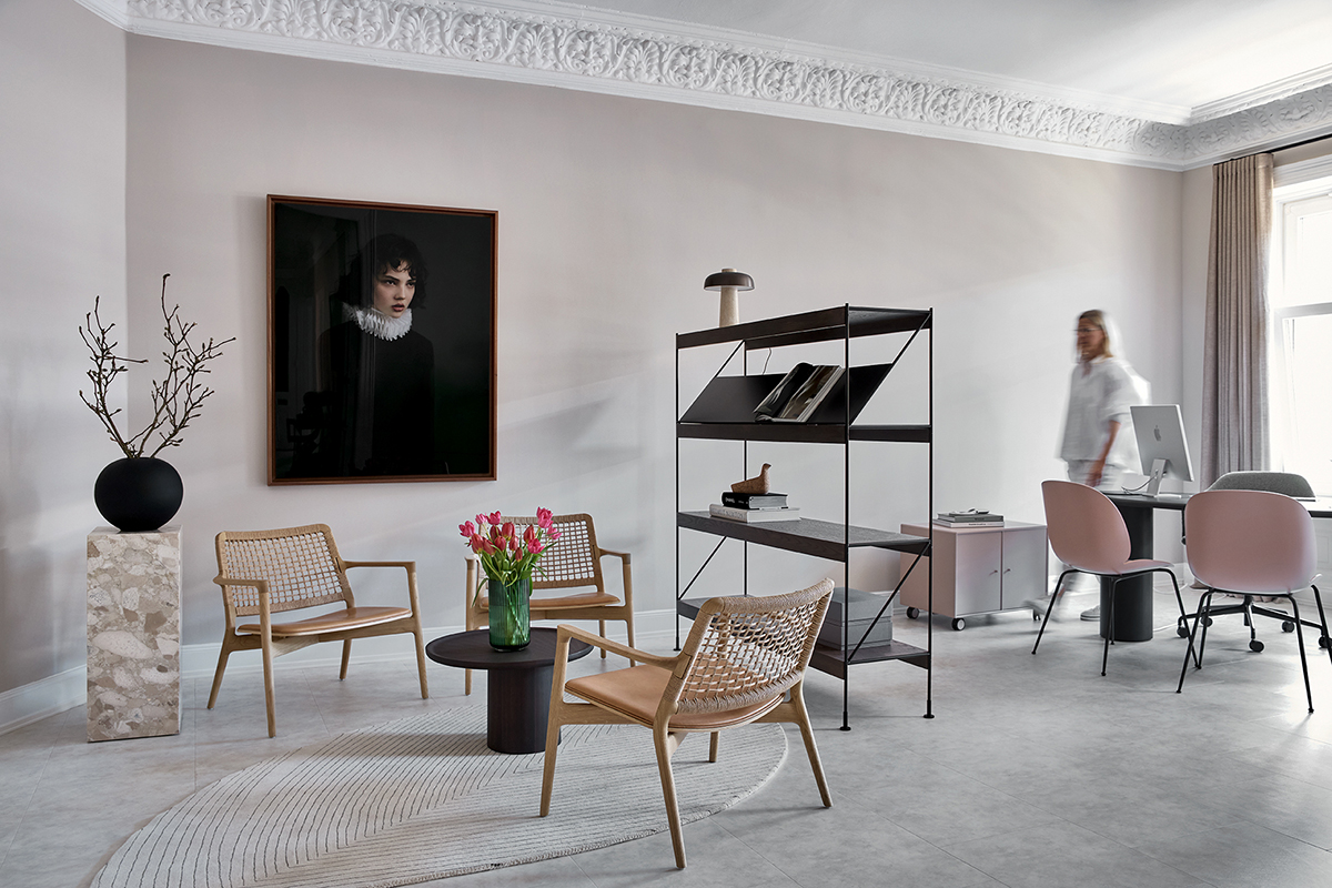 Derma + Co. Referenz: Stilvoller Raum mit Vipp 488 Cabin Lounge Chair zum Entspannen. Audo Copenhagens Zet Regal und Plinth Pedestal setzen moderne Akzente, unterstreichen die ästhetische Raumgestaltung.