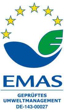 EMAS-Logo: Seipp Wohnen ist nach dem europäischen Umweltmanagementsystem zertifiziert EMAS-Plakette mit sechs Sternen, Blatt und Welle sowie der Registriernummer DE-143-00027 – Kennzeichnung für geprüftes Umweltmanagement bei Seipp Wohnen.